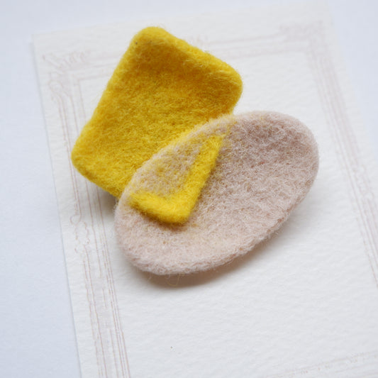 2-4　重なるブローチ | ヒツジフエルト縮絨室