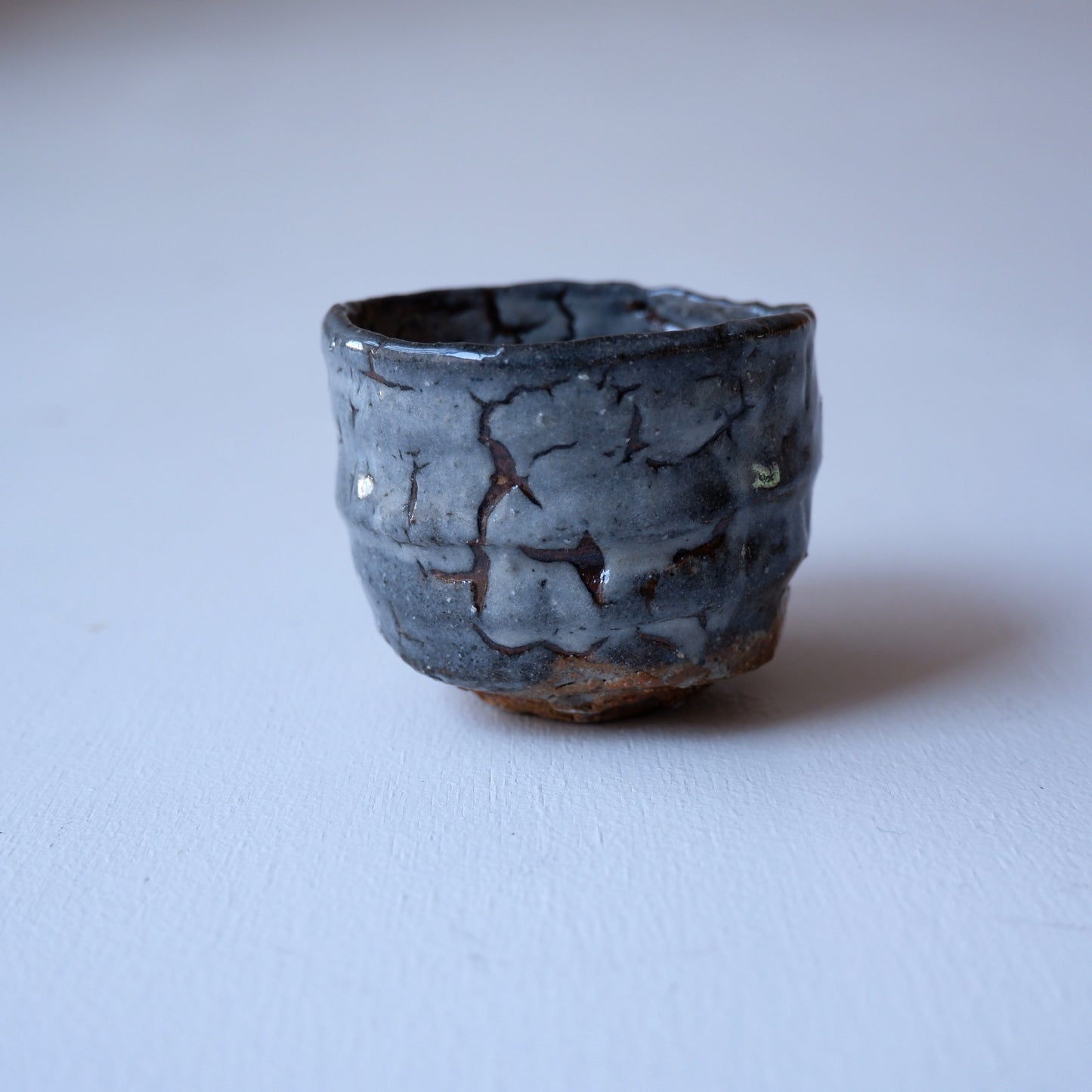 1-1　ぐいのみ（グレー） | 芳賀龍一