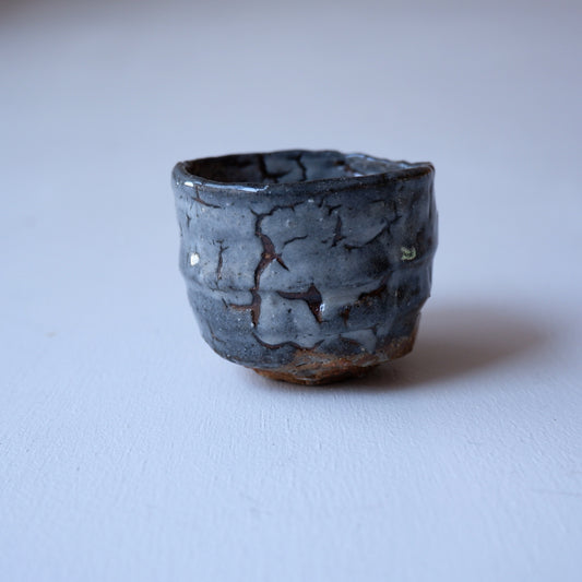 1-1　ぐいのみ（グレー） | 芳賀龍一