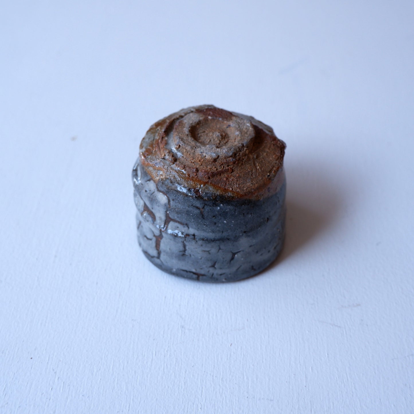 1-1　ぐいのみ（グレー） | 芳賀龍一