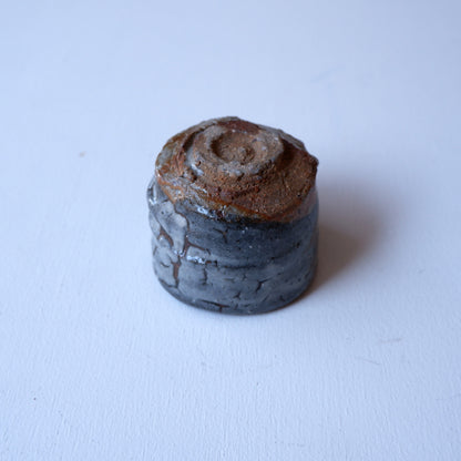 1-1　ぐいのみ（グレー） | 芳賀龍一