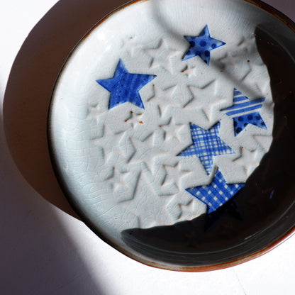 1　エンボス皿 青 ｜ 相澤かなえ