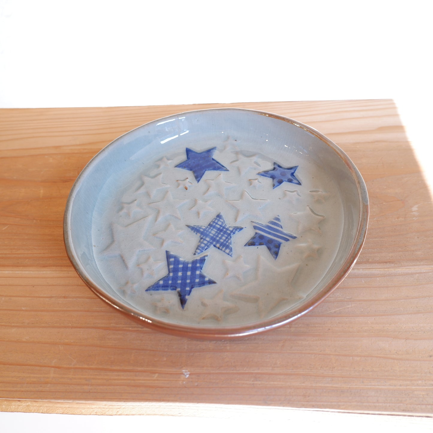 1　エンボス皿 青 ｜ 相澤かなえ