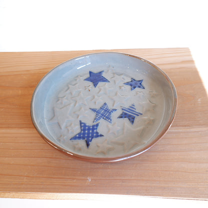 1　エンボス皿 青 ｜ 相澤かなえ