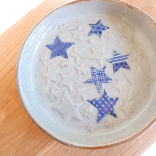 1　エンボス皿 青 ｜ 相澤かなえ