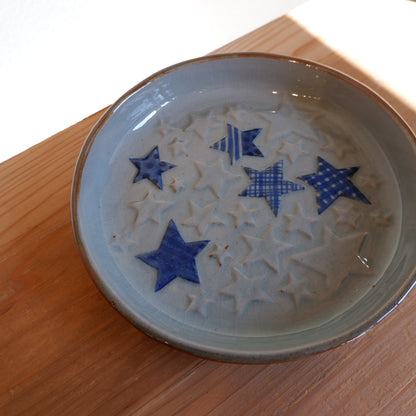 1　エンボス皿 青 ｜ 相澤かなえ