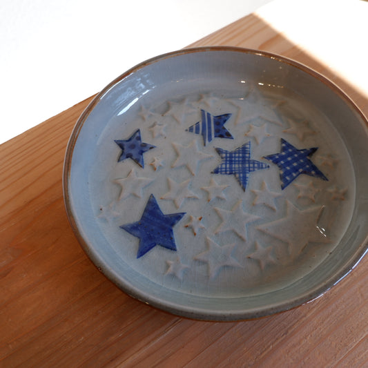 1　エンボス皿 青 ｜ 相澤かなえ