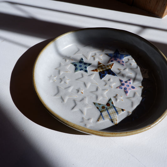 2　エンボス皿 白 ｜ 相澤かなえ