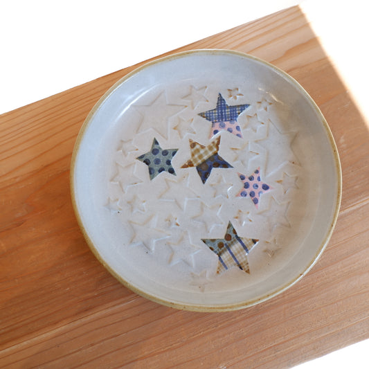 2　エンボス皿 白 ｜ 相澤かなえ