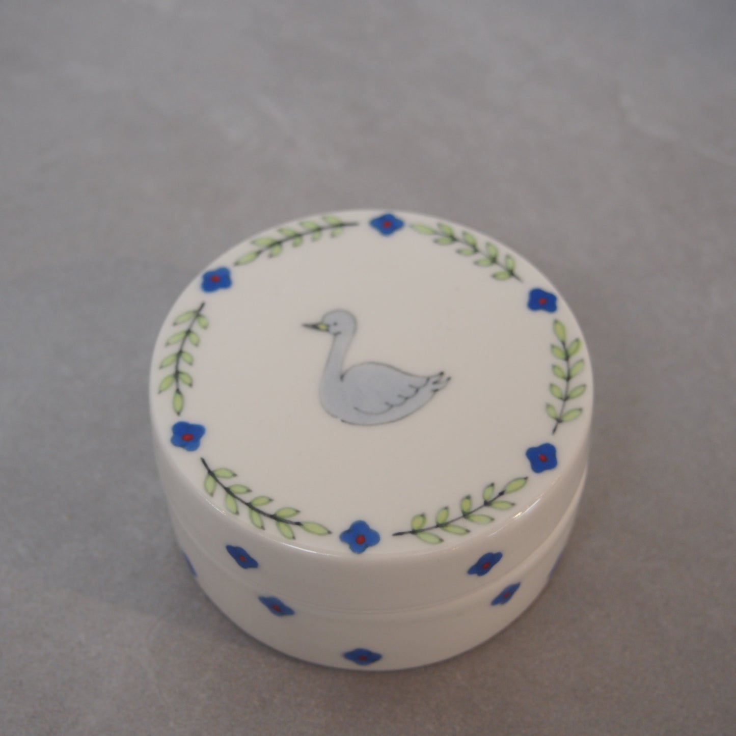 17　絵付ふたもの丸型(白鳥) | 井川絢子