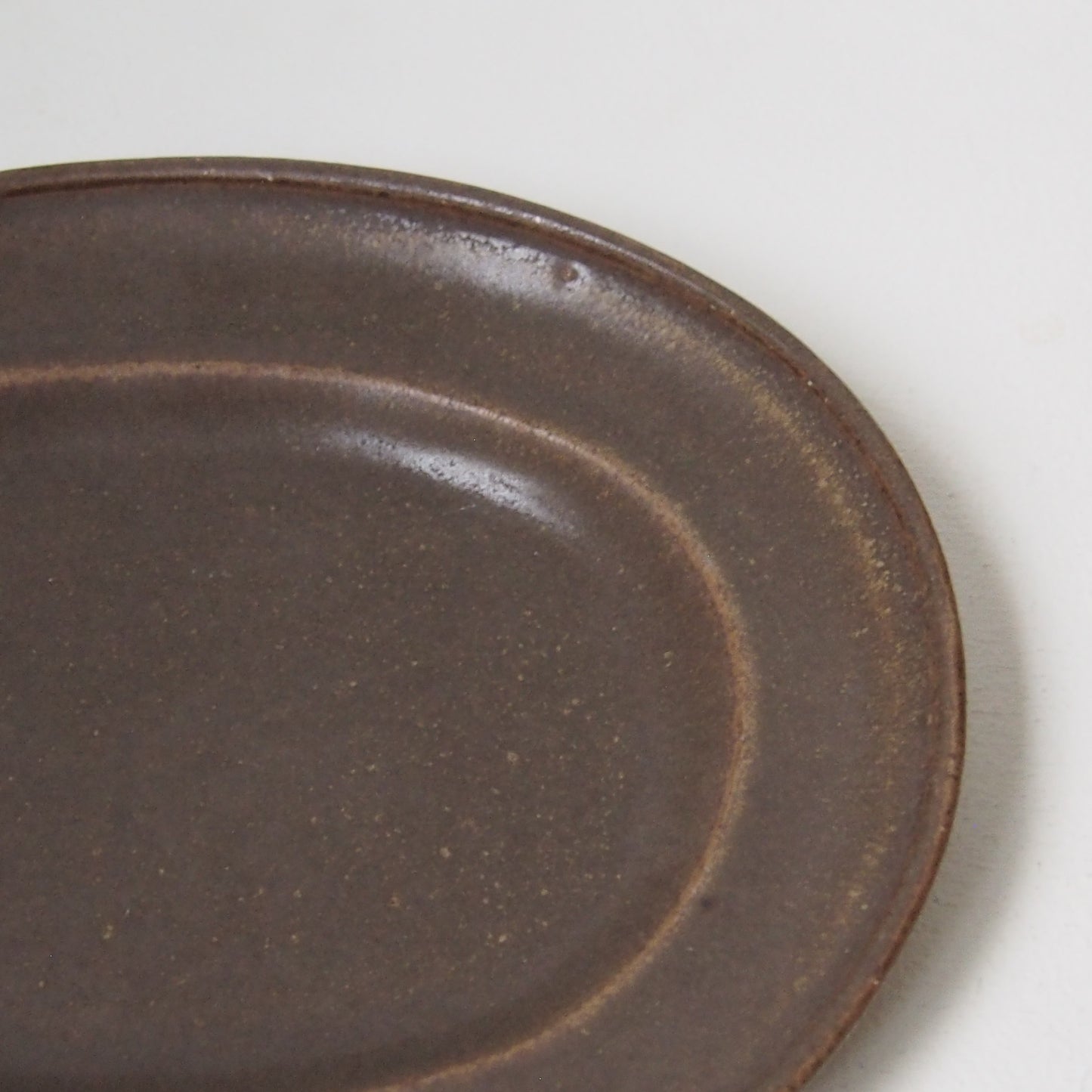 １４．ダ円皿（大）茶