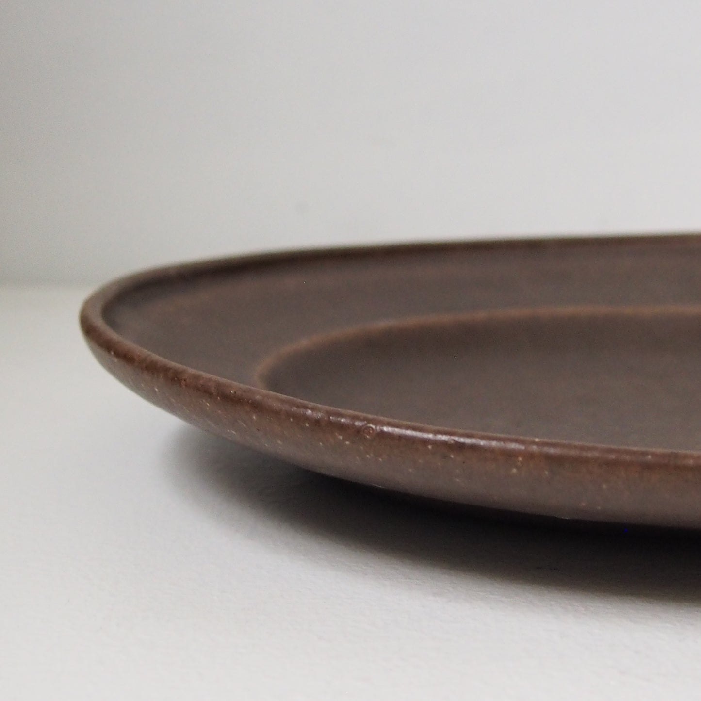 １４．ダ円皿（大）茶