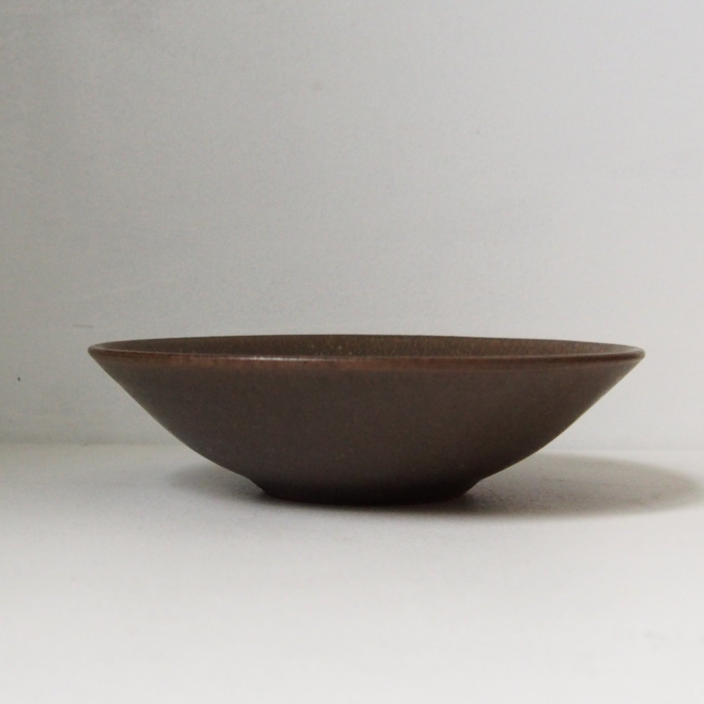 １７．六寸浅鉢　茶
