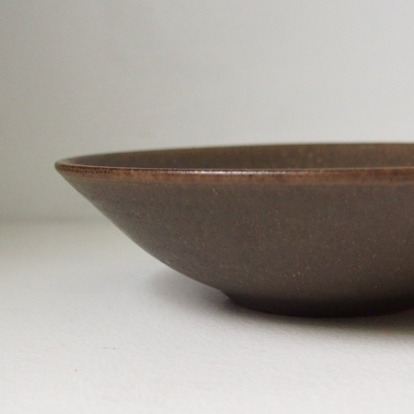 １７．六寸浅鉢　茶