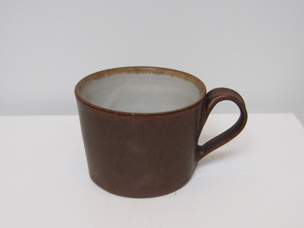 ２．マグカップ（中）茶