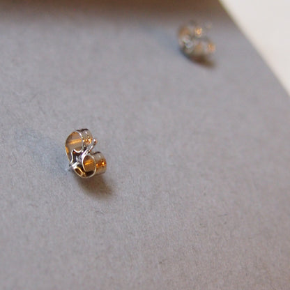 ピアス　箱入り １．緑