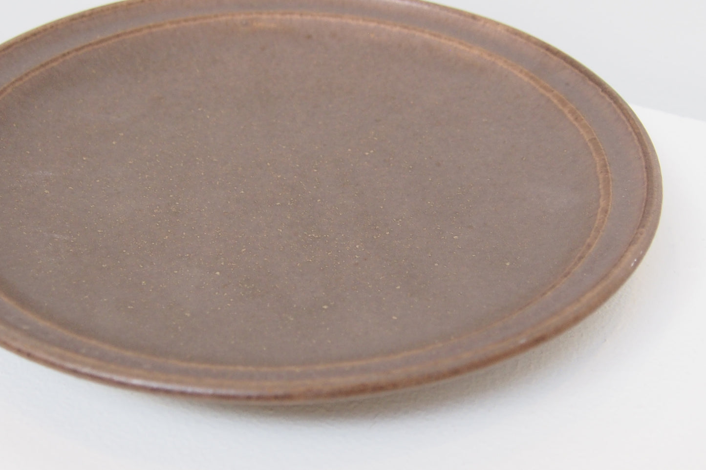 ６．七寸リム皿　茶