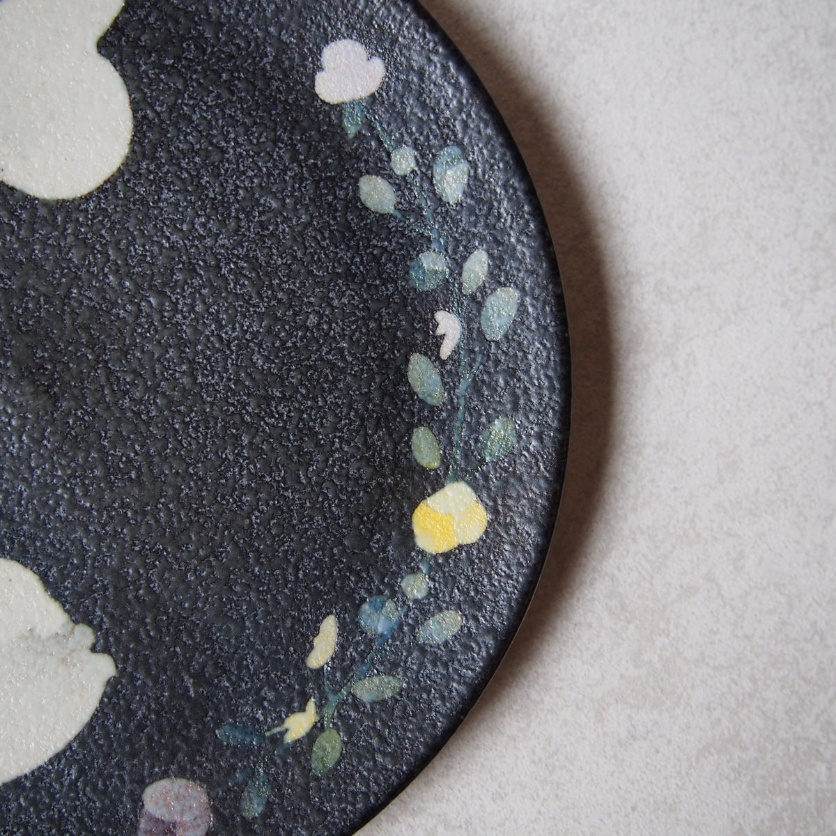 50　プレートMウサギと花うた | はるな陶芸工房