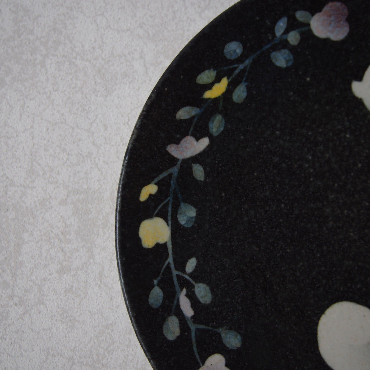 50　プレートMウサギと花うた | はるな陶芸工房