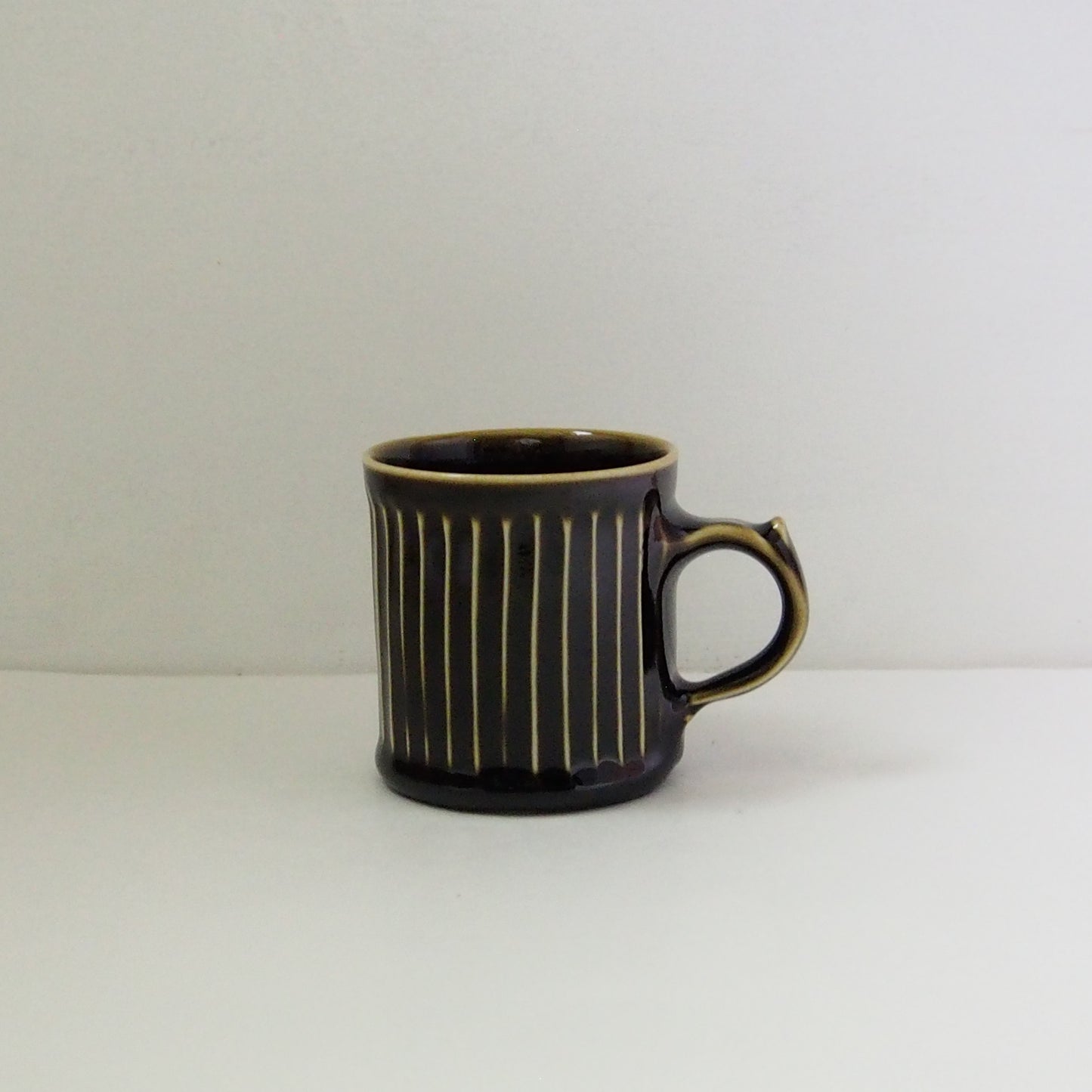 8　茶青磁マグカップ（大） | 横尾聡