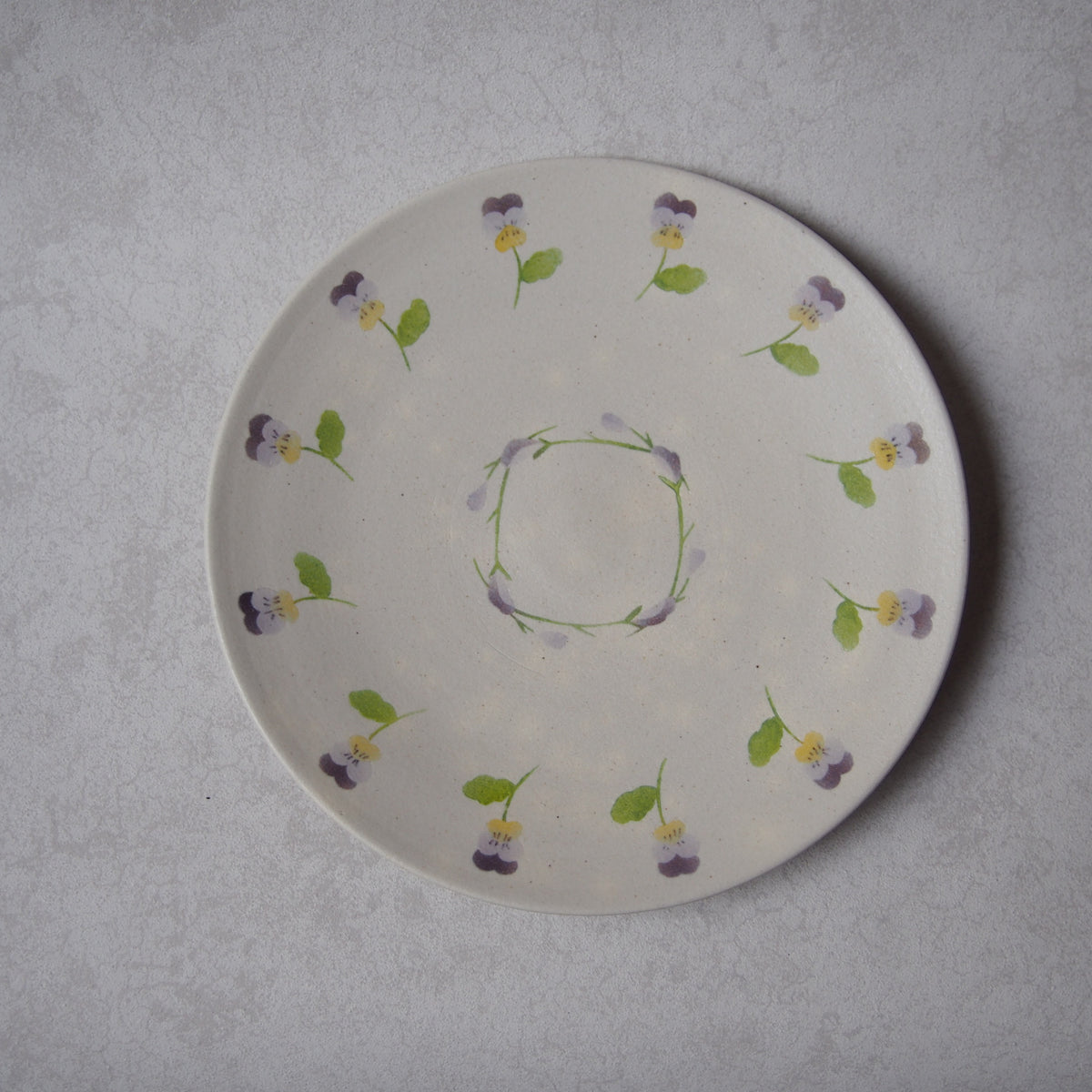 65　プレートLビオラを集めて | はるな陶芸工房