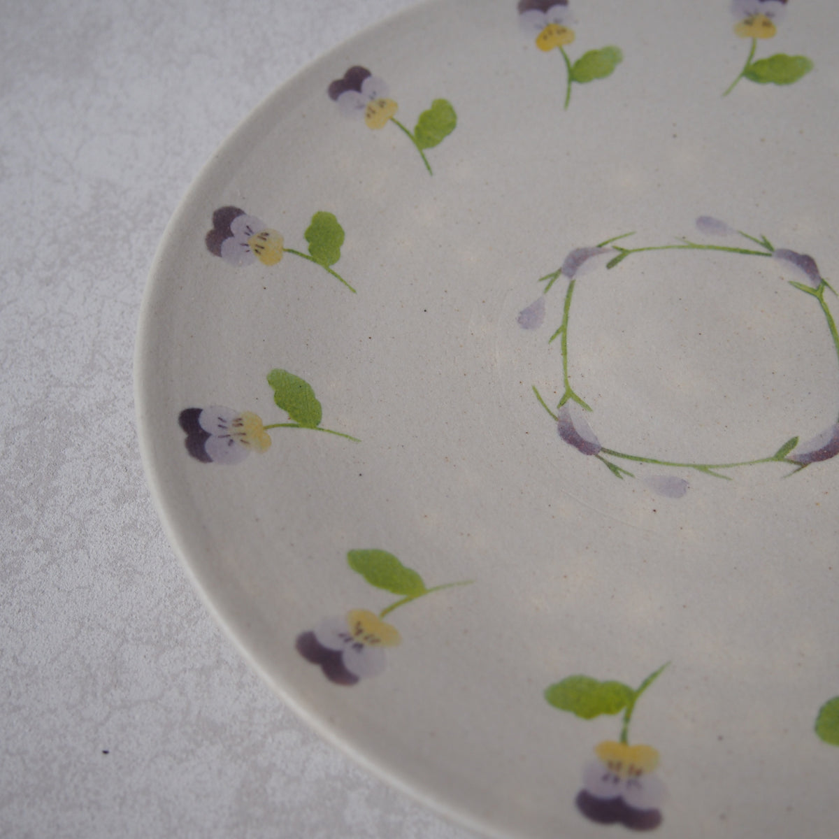 65　プレートLビオラを集めて | はるな陶芸工房