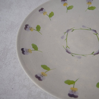 65　プレートLビオラを集めて | はるな陶芸工房