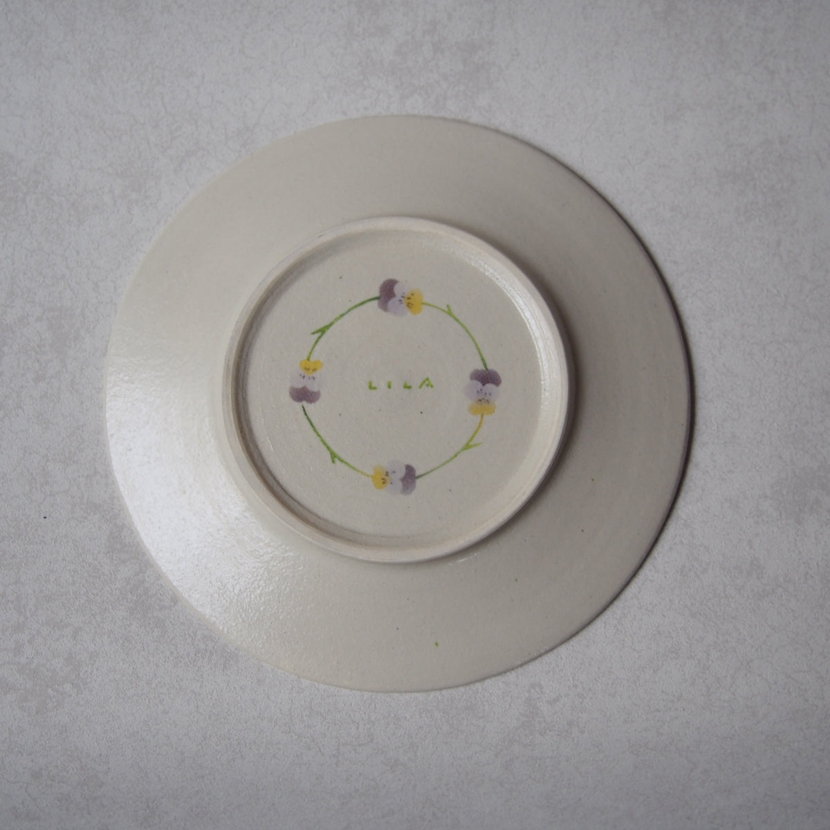 65　プレートLビオラを集めて | はるな陶芸工房