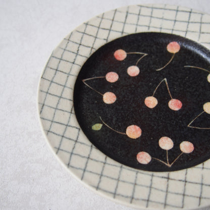 72　リムプレートMチェックチェリー | はるな陶芸工房
