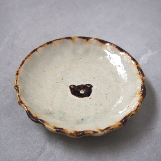 17　クマ灰釉小皿 | 加藤美紀子