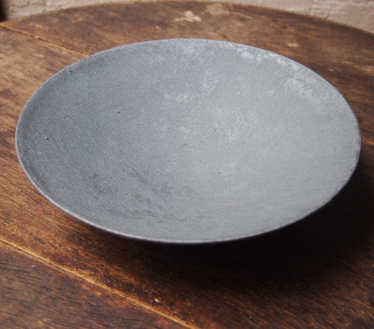 16　黒灰釉中平鉢  | 田代倫章