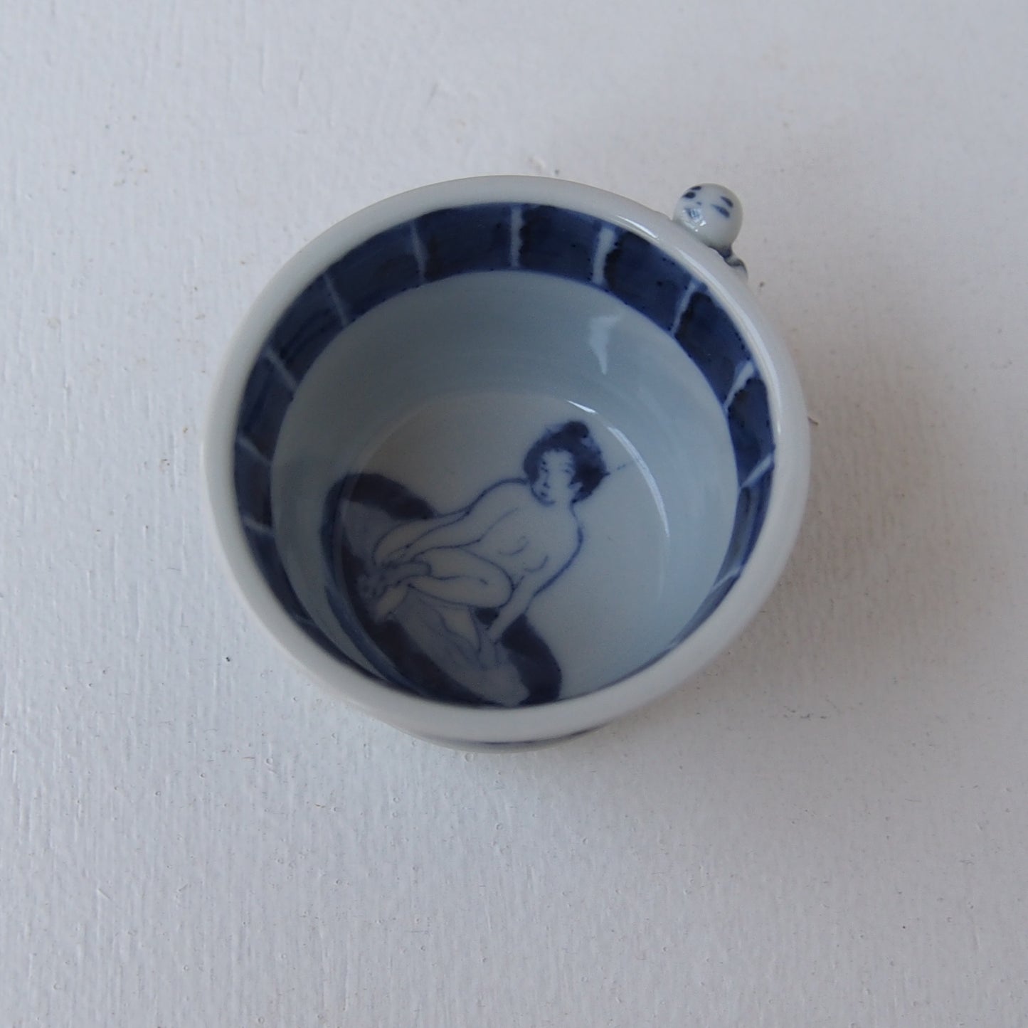 2　染付唐子風呂覗き酒吞 | 新道工房