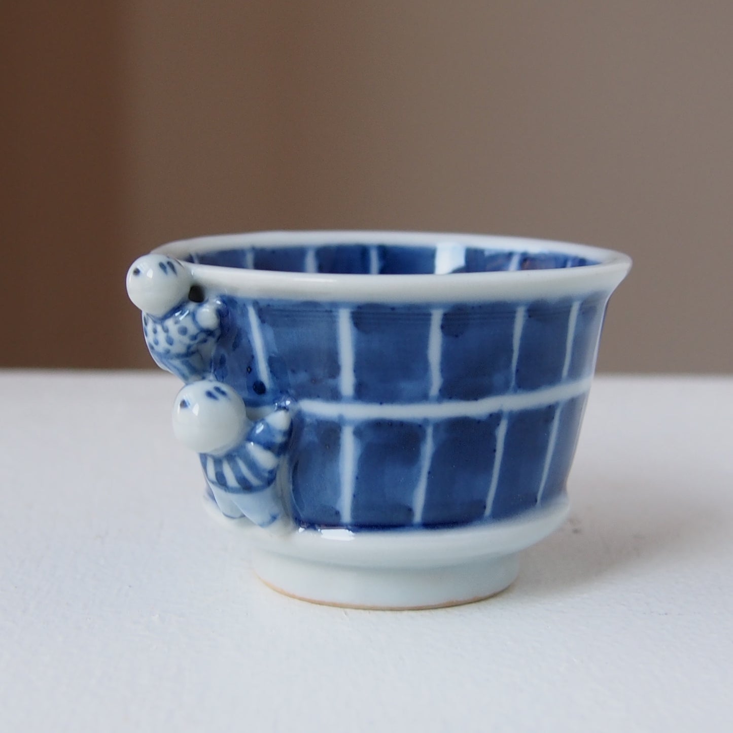 2　染付唐子風呂覗き酒吞 | 新道工房