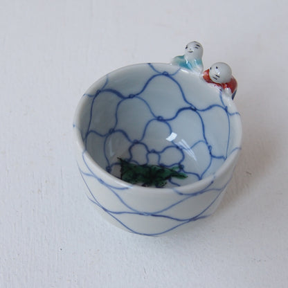 1　色染付唐子網覗き酒呑 | 新道工房