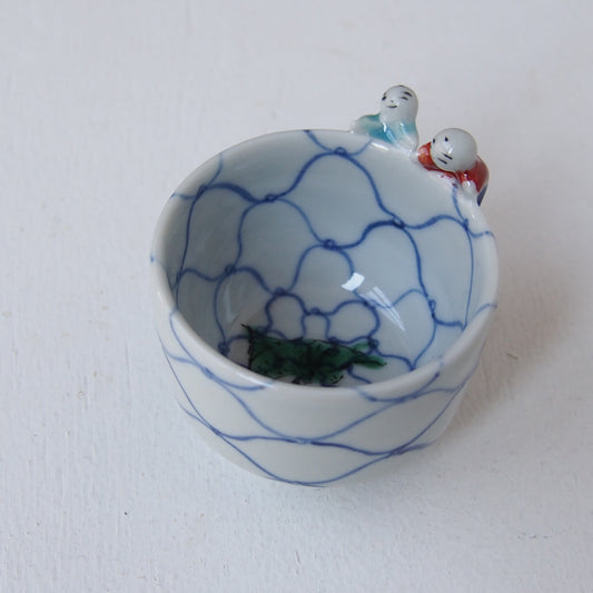 1　色染付唐子網覗き酒呑 | 新道工房