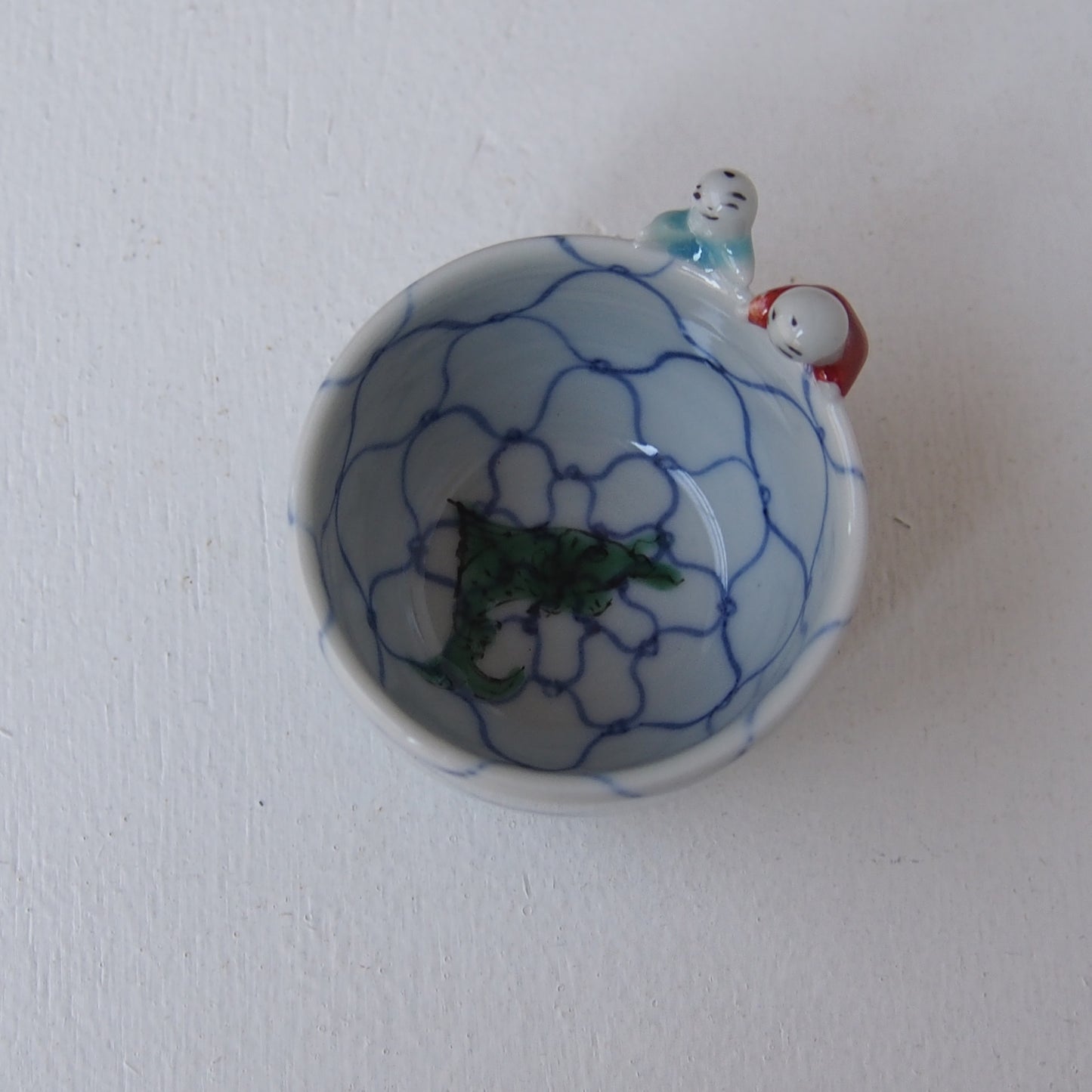 1　色染付唐子網覗き酒呑 | 新道工房