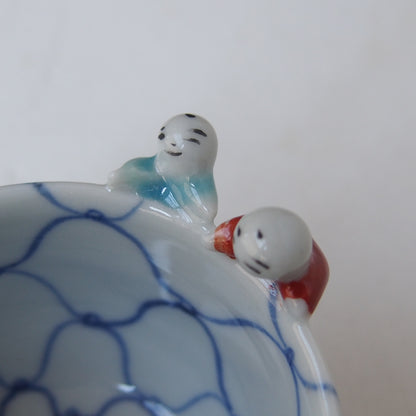 1　色染付唐子網覗き酒呑 | 新道工房