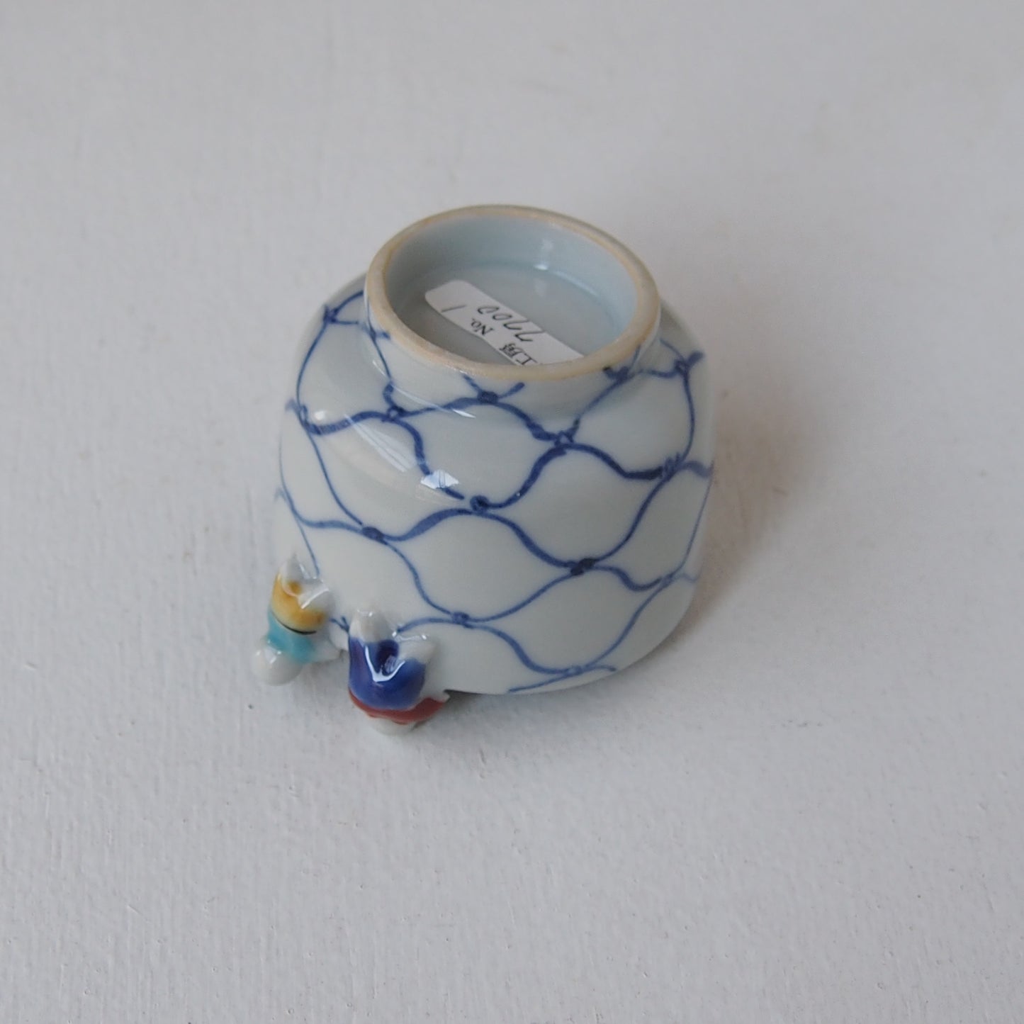 1　色染付唐子網覗き酒呑 | 新道工房