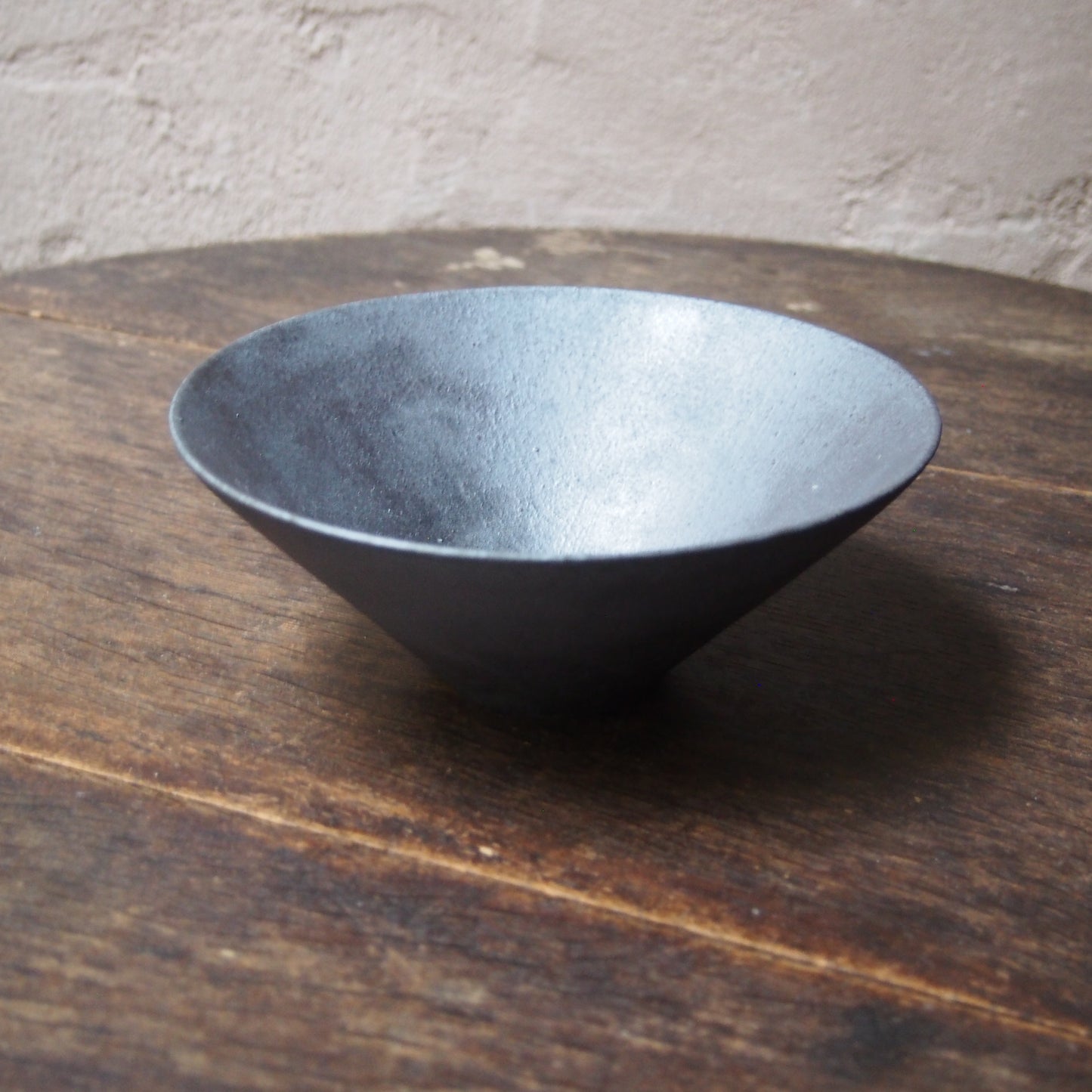 34　黒灰中鉢  | 田代倫章