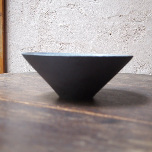 34　黒灰中鉢  | 田代倫章