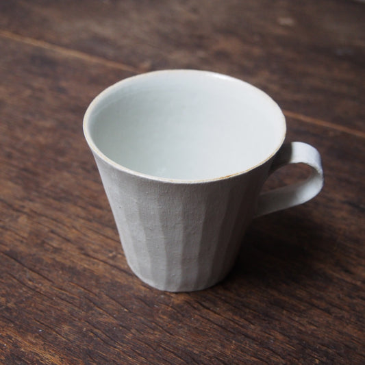 49　白釉手付きしのぎカップ  | 田代倫章