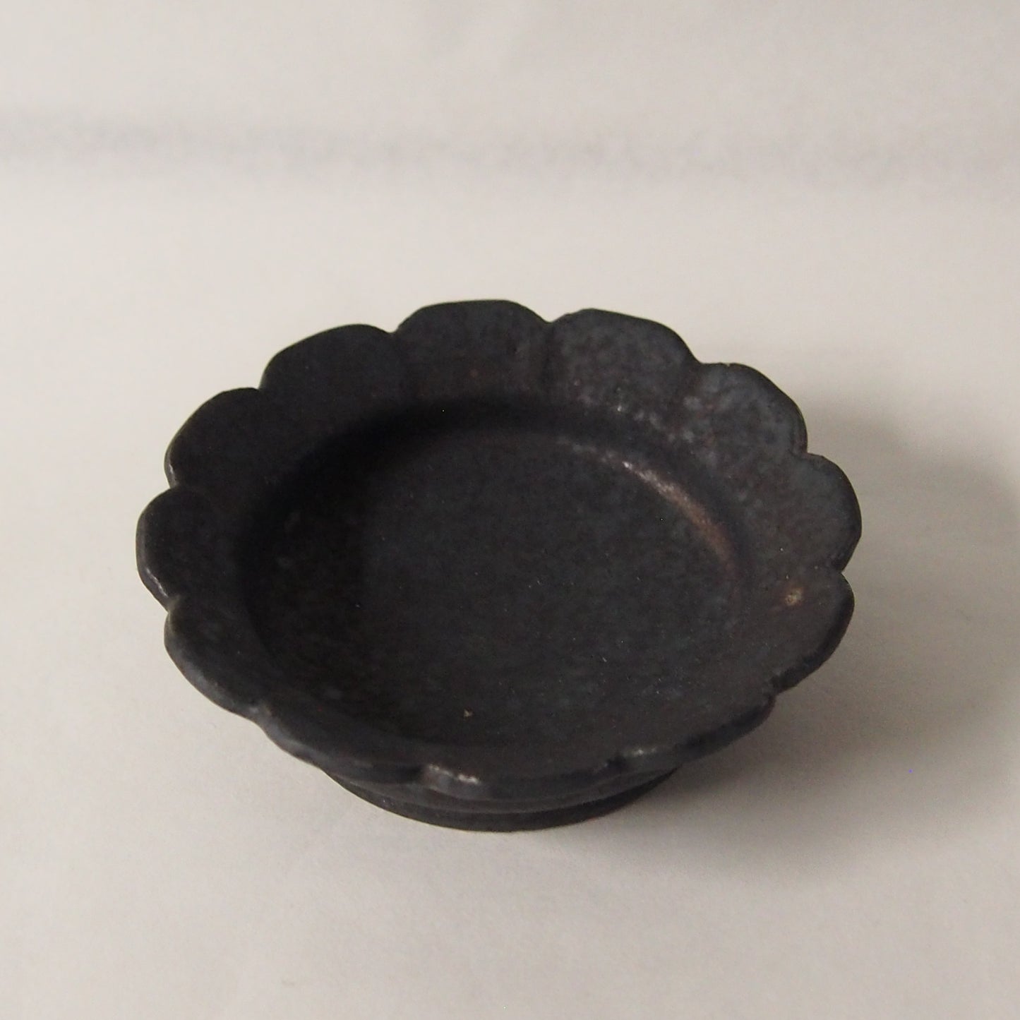 黒釉輪花3寸リム皿