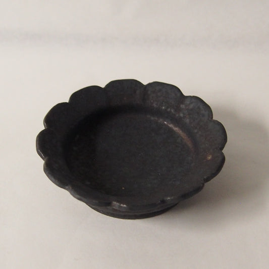 黒釉輪花3寸リム皿