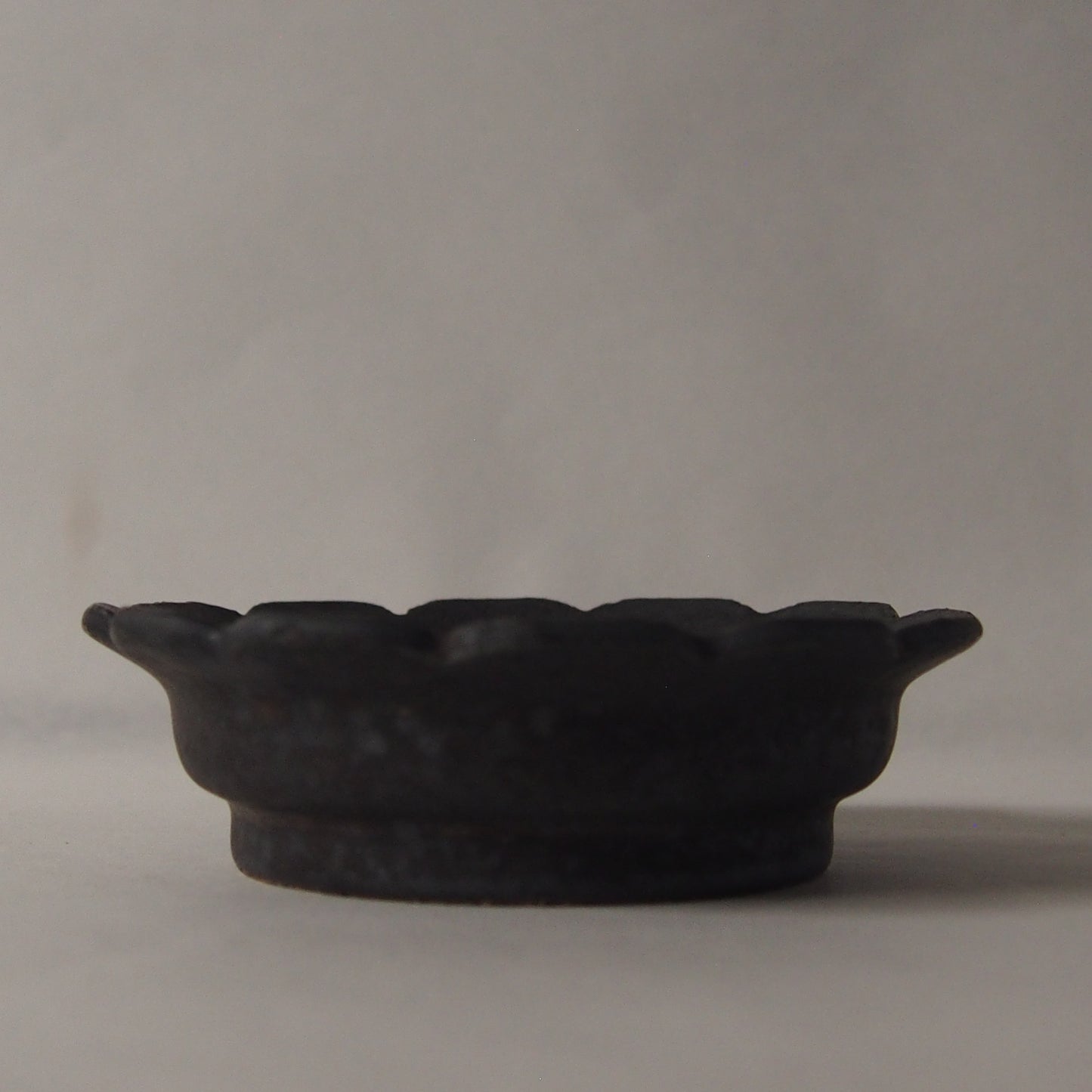 黒釉輪花3寸リム皿