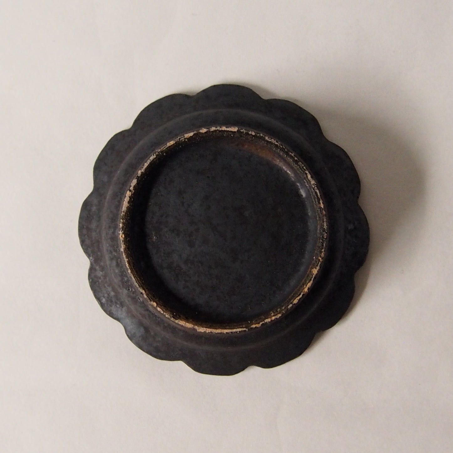 黒釉輪花3寸リム皿