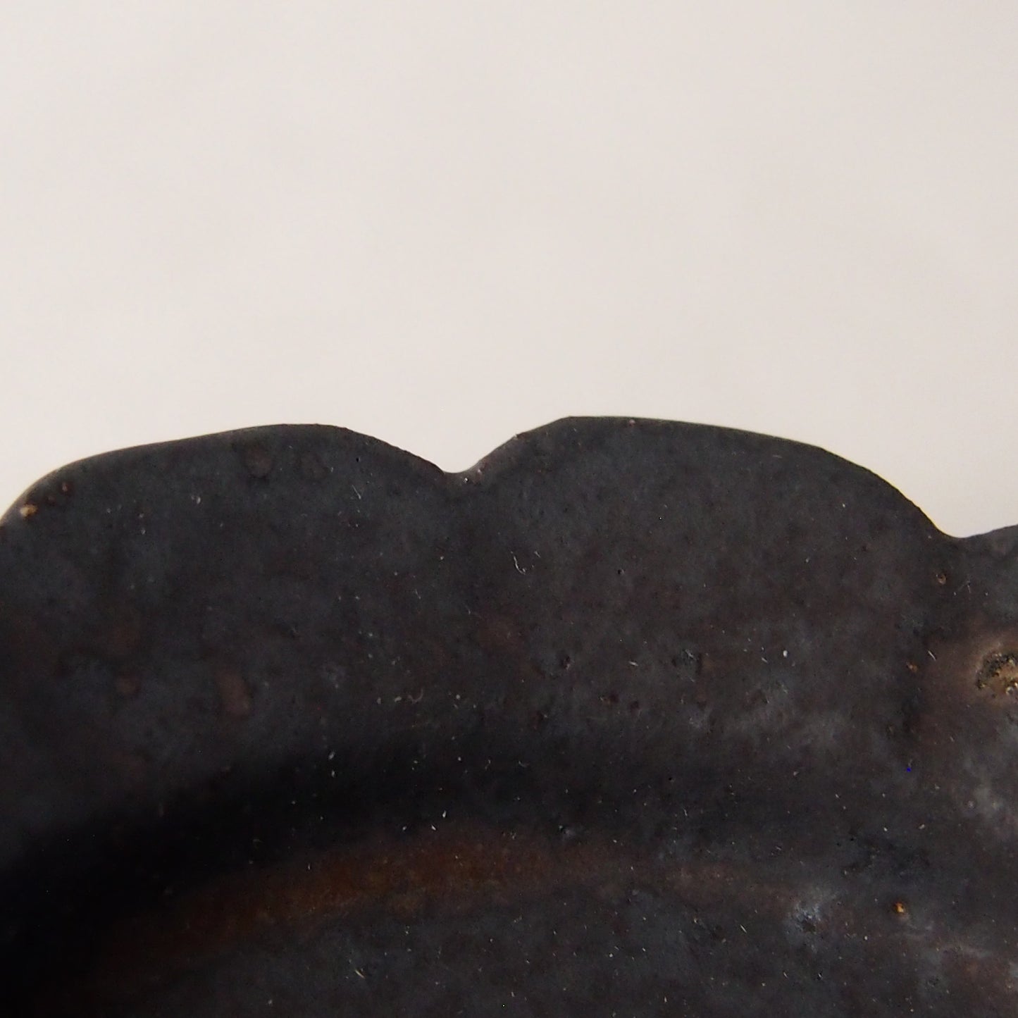 黒釉輪花3寸リム皿