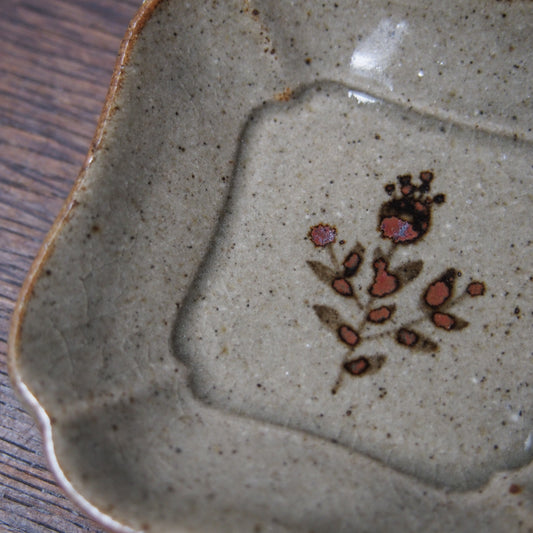 9 隅入四方皿S（鉄絵並白釉） | 加藤舞