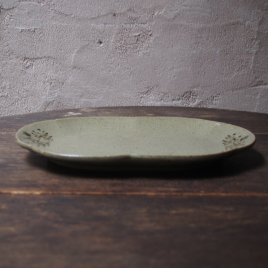 11 輪花オーバルL（鉄絵並白釉） | 加藤舞