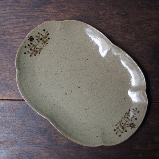 11 輪花オーバルL（鉄絵並白釉） | 加藤舞