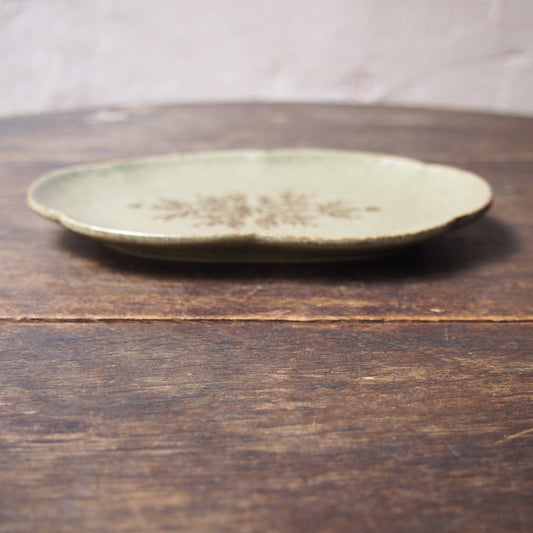 13 輪花オーバルM（鉄絵並白釉） | 加藤舞